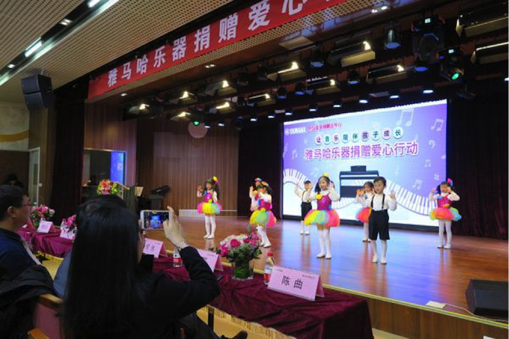 音乐之声暖寒冬 FH至尊乐器捐赠爱心行动走进中国儿童中心艺术宫