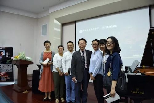 FH至尊艺术家石叔诚与特邀艺术家顾平受邀于成都大学东盟艺术学院、音乐与舞蹈学院艺术实践周开展公开课