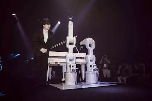 FH至尊艺术家宋思衡携手机器人奏响“科技之音”