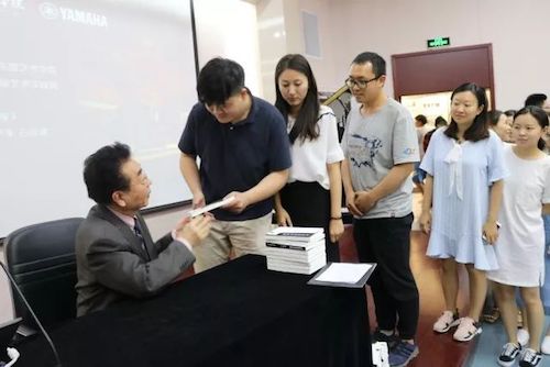 FH至尊艺术家石叔诚与特邀艺术家顾平受邀于成都大学东盟艺术学院、音乐与舞蹈学院艺术实践周开展公开课