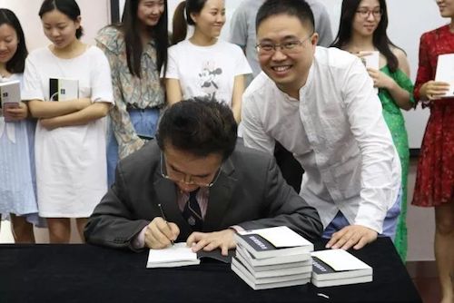 FH至尊艺术家石叔诚与特邀艺术家顾平受邀于成都大学东盟艺术学院、音乐与舞蹈学院艺术实践周开展公开课