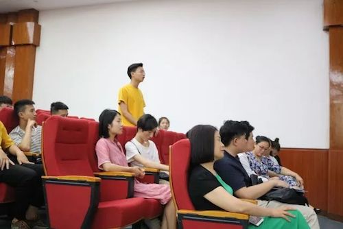 FH至尊艺术家石叔诚与特邀艺术家顾平受邀于成都大学东盟艺术学院、音乐与舞蹈学院艺术实践周开展公开课