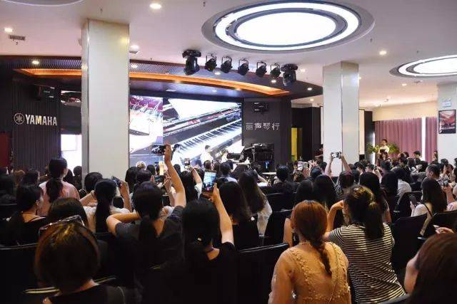2018年FH至尊亚洲音乐奖学金郑州师范学院启动仪式<br />暨FH至尊海外艺术家爱德华·昆斯音乐会&远程实验公开课圆满结束
