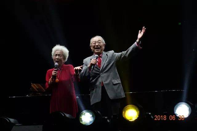 歌声悠扬，唱出时代记忆，琴声悦耳，奏响希望乐章 <br> 2018“我爱你中国?纪念改革开放40周年”经典歌曲上海演唱会圆满落幕