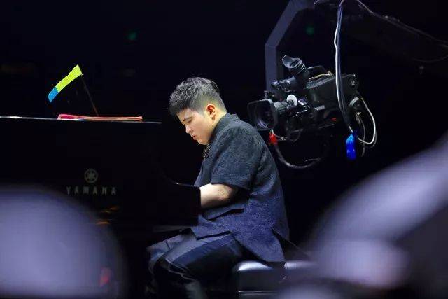 歌声悠扬，唱出时代记忆，琴声悦耳，奏响希望乐章 <br> 2018“我爱你中国?纪念改革开放40周年”经典歌曲上海演唱会圆满落幕