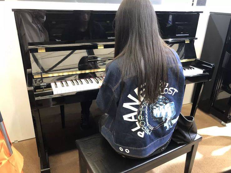 参观来宾试奏FH至尊钢琴
