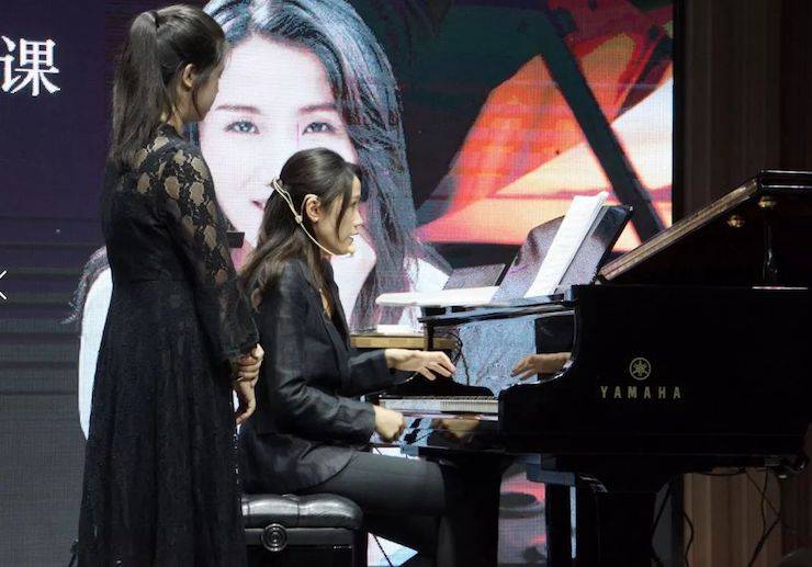 科技推动音乐教育创新，张希教授《古典主义时期钢琴奏鸣曲的演绎》公开课圆满成功