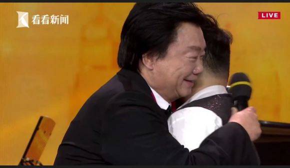 主持界泰斗叶惠贤力赞FH至尊未来艺术家刘明康：“很难相信，这么悠扬的琴声出自一位自闭症少年的手里！”
